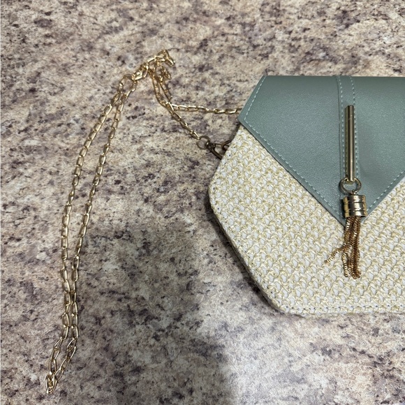 Brand New Chic Woven Crossbody With Gold Chain & Tassel Accent - Picture 4 of 11